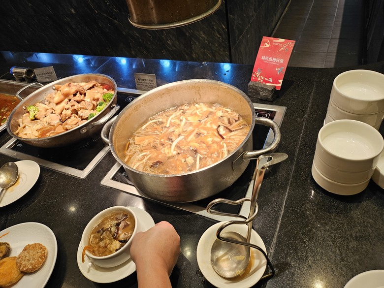 【小惡魔畫蛇添福】連兩天的回娘家大餐 - 饗食天堂 (桃園店) v.s 漢來海港 (天母Sogo店)
