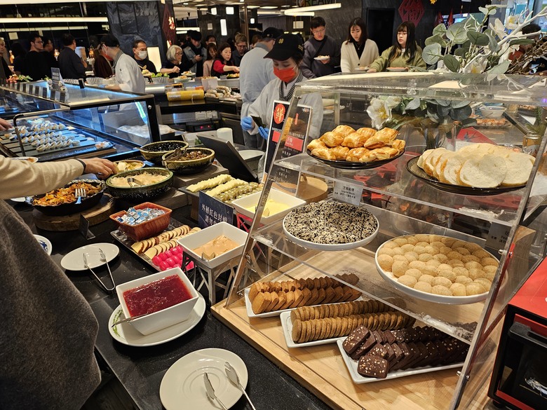 【小惡魔畫蛇添福】連兩天的回娘家大餐 - 饗食天堂 (桃園店) v.s 漢來海港 (天母Sogo店)