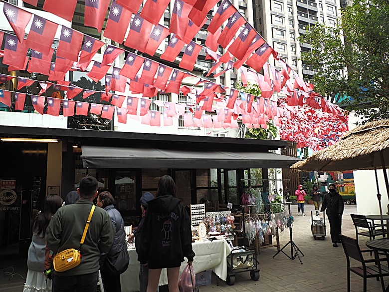 忠貞新村文化園區、異域故事館、太武新村眷村文化園區、中原文創園區、中庄吊橋與大漢溪山豬湖生態親水園區,吃吃喝喝之阿嬌米干與久留米日式咖哩 — 寒流來襲之中壢大溪一日遊