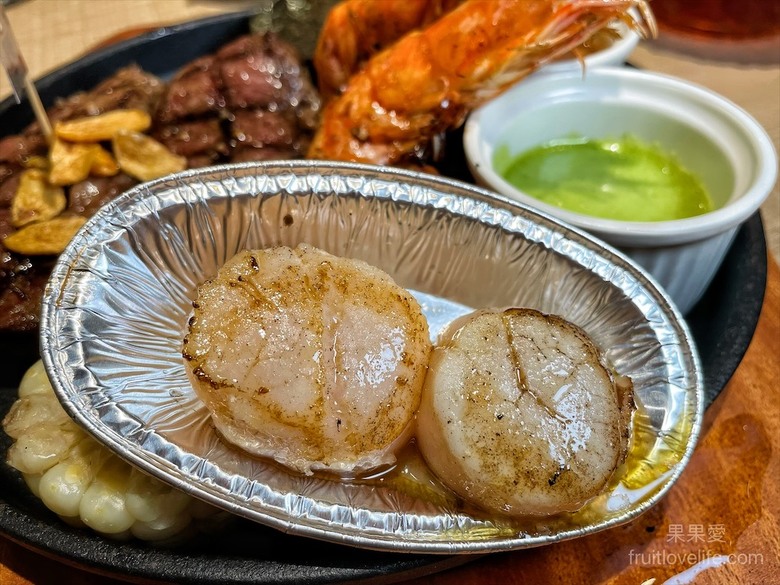 點我看大圖 超狂的牛排店,有超豐富的吃到飽自助吧,連義式手工披薩、越式牛肉河粉都是吃到飽