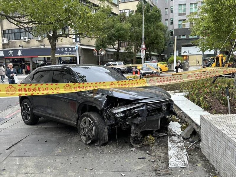 80歲駕駛高速過彎，18輛機車損毀，更新影片