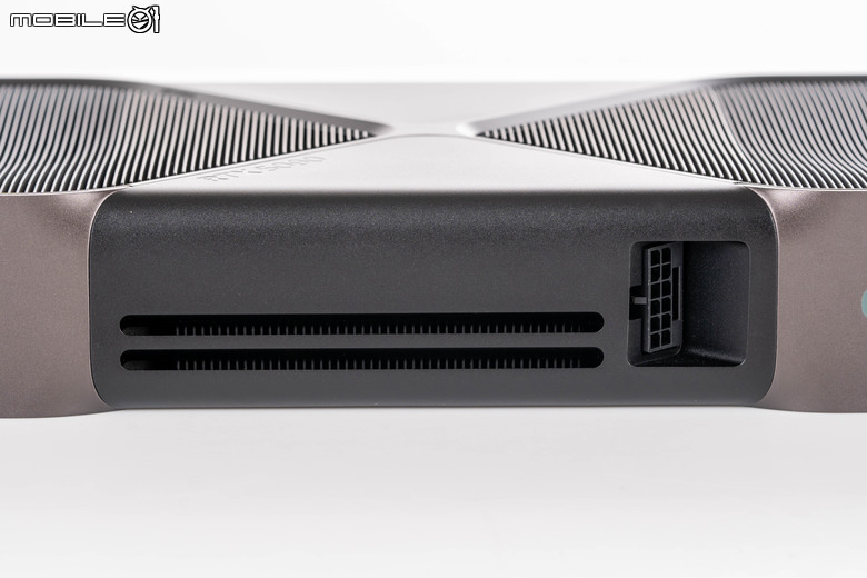 NVIDIA GeForce RTX 5090 創始版顯示卡外觀開箱 以創新散熱設計為頂尖效能預備