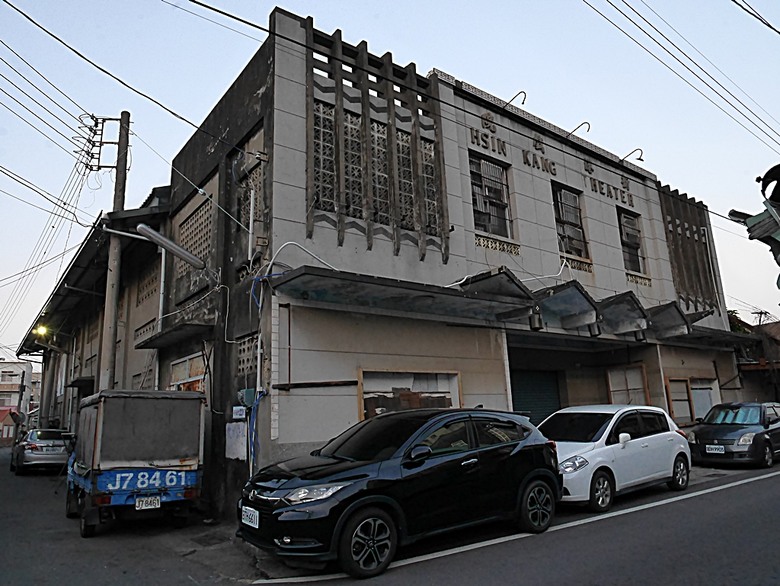 新港向日葵花田、古笨港文化剪黏大壁畫、復興鐵橋、奉天宮、培桂堂&星巴克、新港戲院,順便享用美味生炒鴨肉羹與鹹圓仔、喝咖啡 — 歲末年終新港賞花與人文景點行旅 —【小惡魔畫蛇添福】補篇(3)