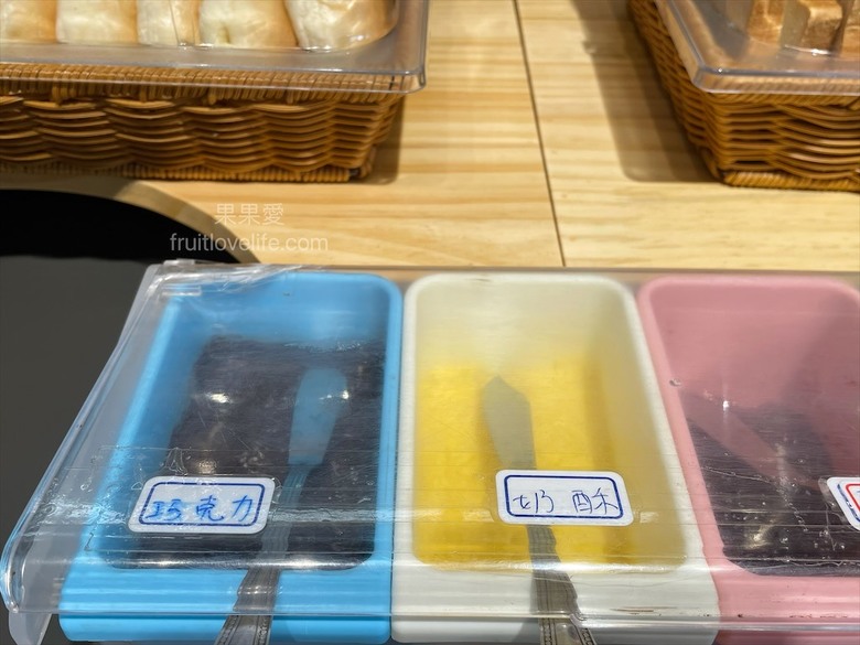 點我看大圖 超狂的牛排店,有超豐富的吃到飽自助吧,連義式手工披薩、越式牛肉河粉都是吃到飽