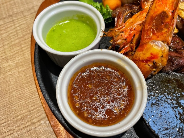 點我看大圖 超狂的牛排店,有超豐富的吃到飽自助吧,連義式手工披薩、越式牛肉河粉都是吃到飽