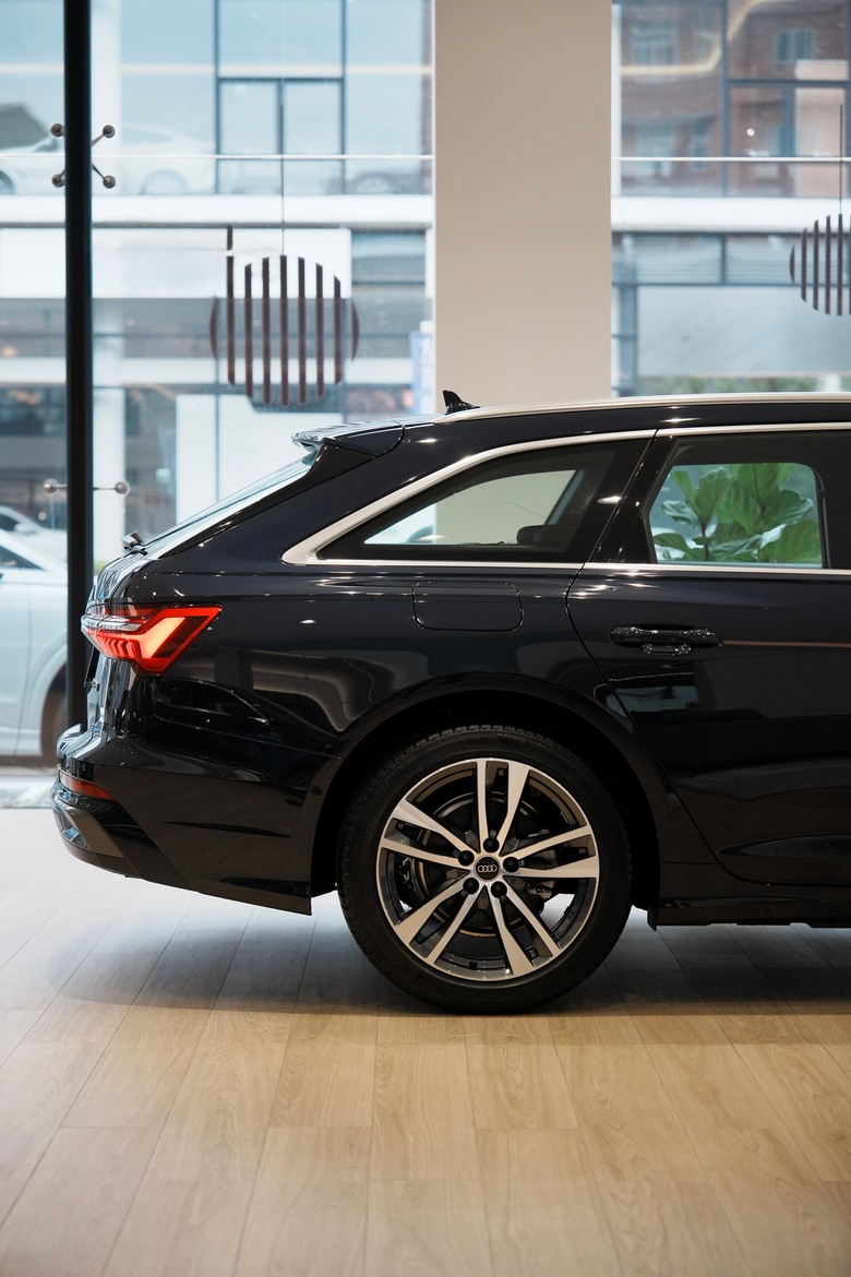 無垠藍圖，勾勒優雅馭行——Audi A6 Avant 40 TFSI S line｜金屬無垠藍 Firmament Blue 5U｜實車分享