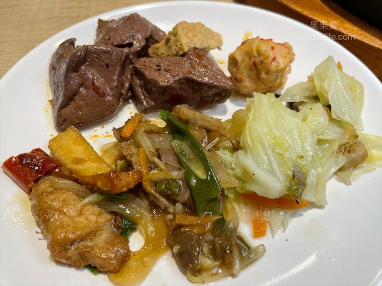 點我看大圖 超狂的牛排店,有超豐富的吃到飽自助吧,連義式手工披薩、越式牛肉河粉都是吃到飽