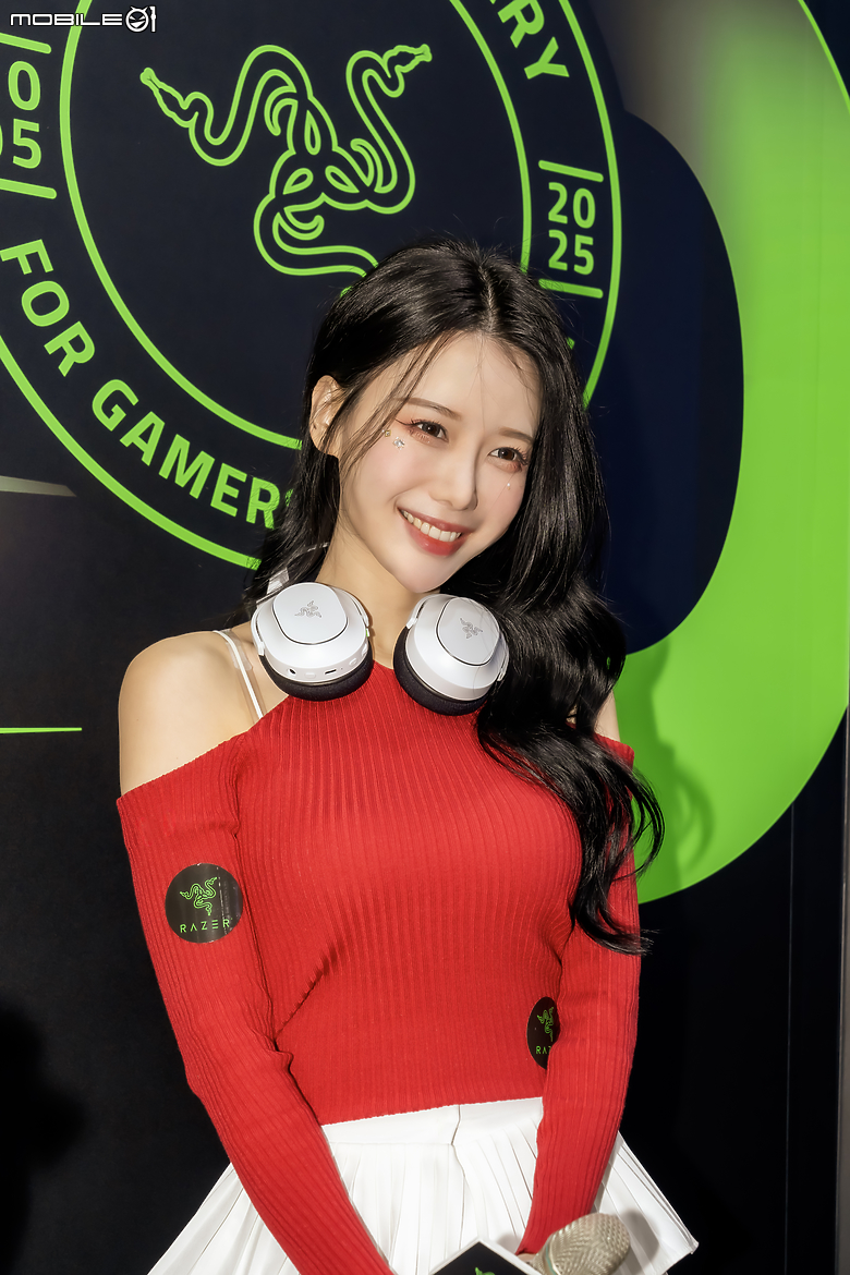 點我看大圖 【採訪】啦啦隊女神李雅英化身一日店長 親身體驗 Razer CES 新品就在 TpGS!