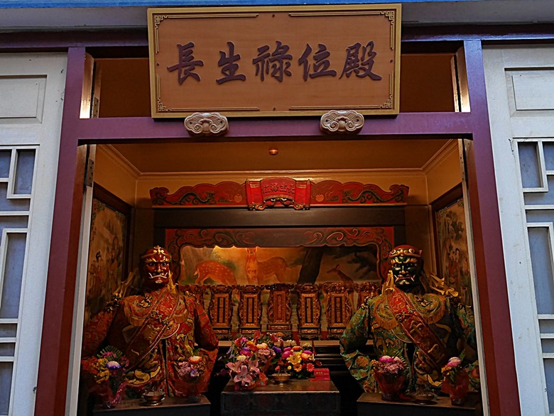 新港向日葵花田、古笨港文化剪黏大壁畫、復興鐵橋、奉天宮、培桂堂&星巴克、新港戲院,順便享用美味生炒鴨肉羹與鹹圓仔、喝咖啡 — 歲末年終新港賞花與人文景點行旅 —【小惡魔畫蛇添福】補篇(3)