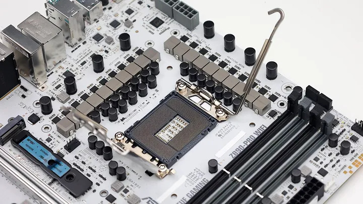 點我看大圖 萬元出頭的銀白主機板 ASUS TUF GAMING Z890-PRO WIFI