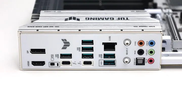 點我看大圖 萬元出頭的銀白主機板 ASUS TUF GAMING Z890-PRO WIFI