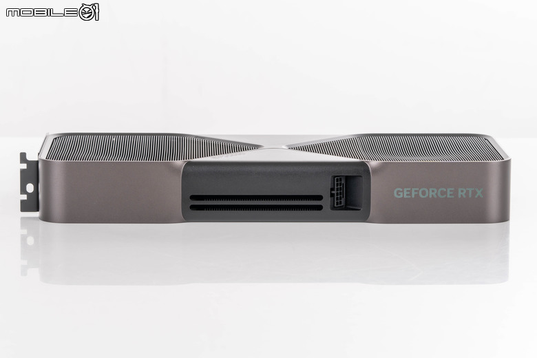 NVIDIA GeForce RTX 5090 創始版顯示卡外觀開箱 以創新散熱設計為頂尖效能預備