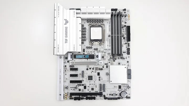 點我看大圖 萬元出頭的銀白主機板 ASUS TUF GAMING Z890-PRO WIFI
