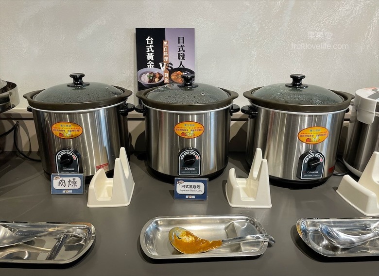 點我看大圖 超狂的牛排店,有超豐富的吃到飽自助吧,連義式手工披薩、越式牛肉河粉都是吃到飽