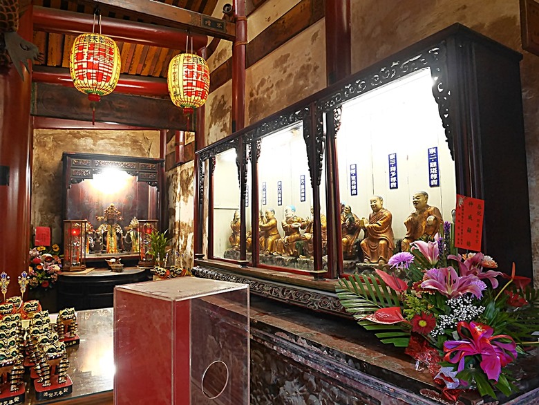 新港向日葵花田、古笨港文化剪黏大壁畫、復興鐵橋、奉天宮、培桂堂&星巴克、新港戲院，順便享用美味生炒鴨肉羹與鹹圓仔、喝咖啡 — 歲末年終新港賞花與人文景點行旅 —【小惡魔畫蛇添福】補篇(3)