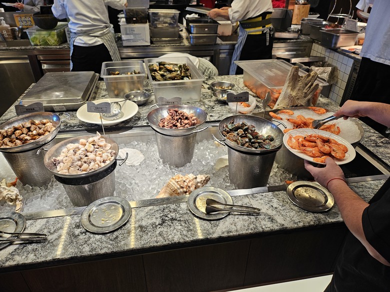 【小惡魔畫蛇添福】連兩天的回娘家大餐 - 饗食天堂 (桃園店) v.s 漢來海港 (天母Sogo店)