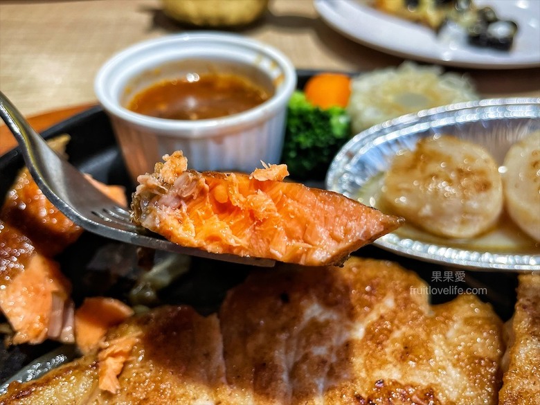 點我看大圖 超狂的牛排店,有超豐富的吃到飽自助吧,連義式手工披薩、越式牛肉河粉都是吃到飽