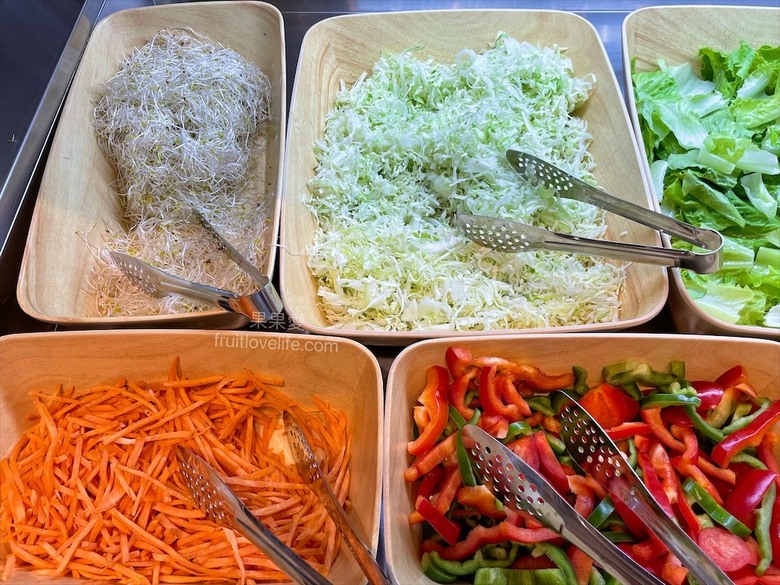 點我看大圖 超狂的牛排店,有超豐富的吃到飽自助吧,連義式手工披薩、越式牛肉河粉都是吃到飽