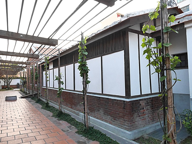 新港向日葵花田、古笨港文化剪黏大壁畫、復興鐵橋、奉天宮、培桂堂&星巴克、新港戲院,順便享用美味生炒鴨肉羹與鹹圓仔、喝咖啡 — 歲末年終新港賞花與人文景點行旅 —【小惡魔畫蛇添福】補篇(3)