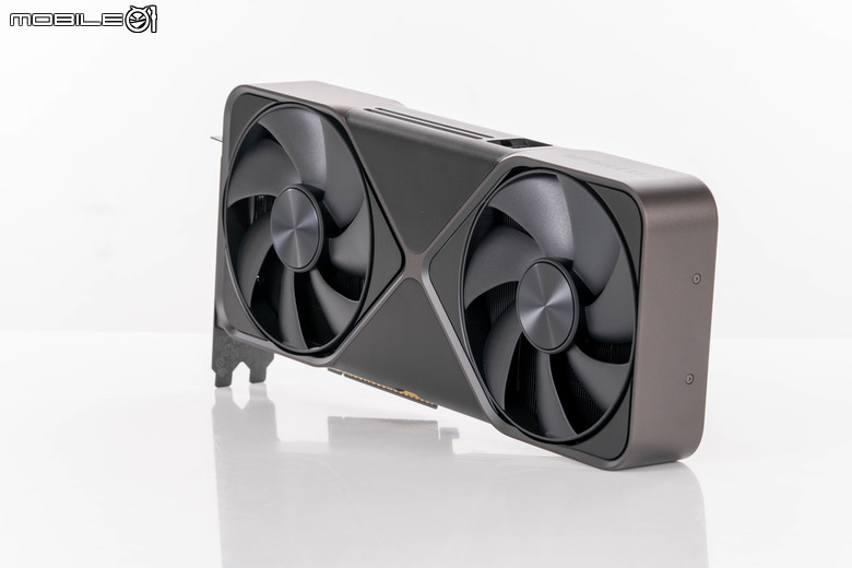 NVIDIA GeForce RTX 5090 創始版顯示卡外觀開箱 以創新散熱設計為頂尖效能預備