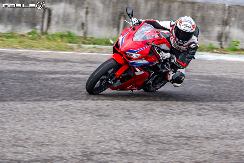 HONDA CB650R、CBR650 E-Clutch 試駕|想熄火都難!打破操作藩籬,普及騎乘樂趣!