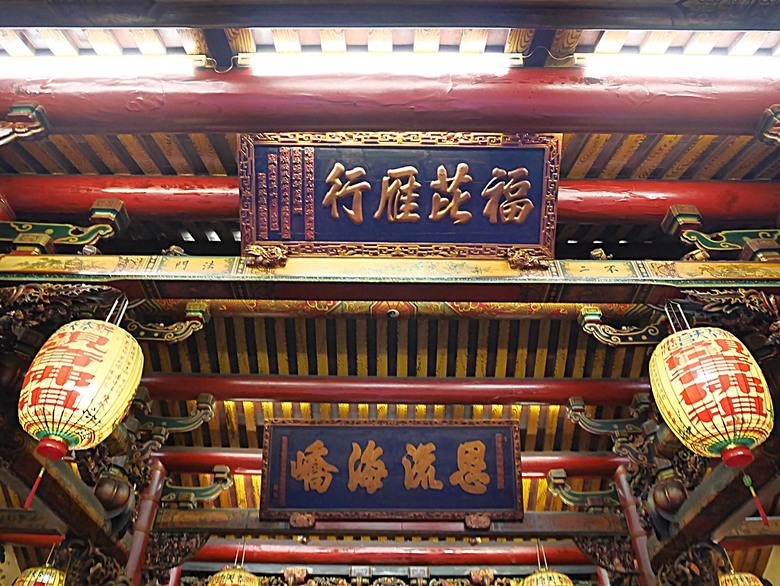 新港向日葵花田、古笨港文化剪黏大壁畫、復興鐵橋、奉天宮、培桂堂&星巴克、新港戲院，順便享用美味生炒鴨肉羹與鹹圓仔、喝咖啡 — 歲末年終新港賞花與人文景點行旅 —【小惡魔畫蛇添福】補篇(3)