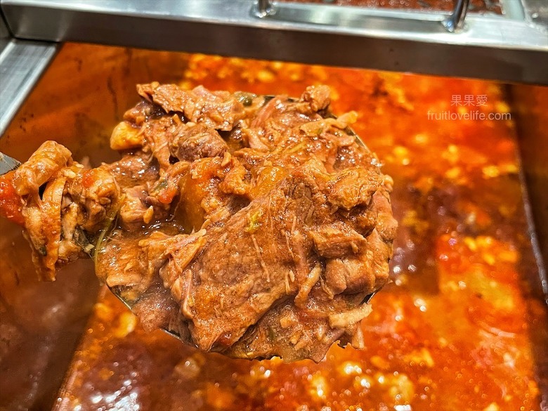點我看大圖 超狂的牛排店,有超豐富的吃到飽自助吧,連義式手工披薩、越式牛肉河粉都是吃到飽