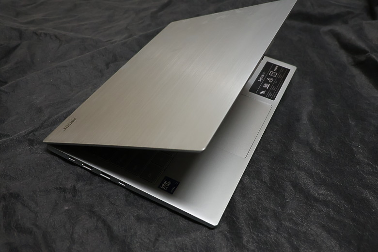 點我看大圖 不到一公斤還能裝2支SSD的商務筆電 Acer SFL14-54M-760F 開箱拆機
