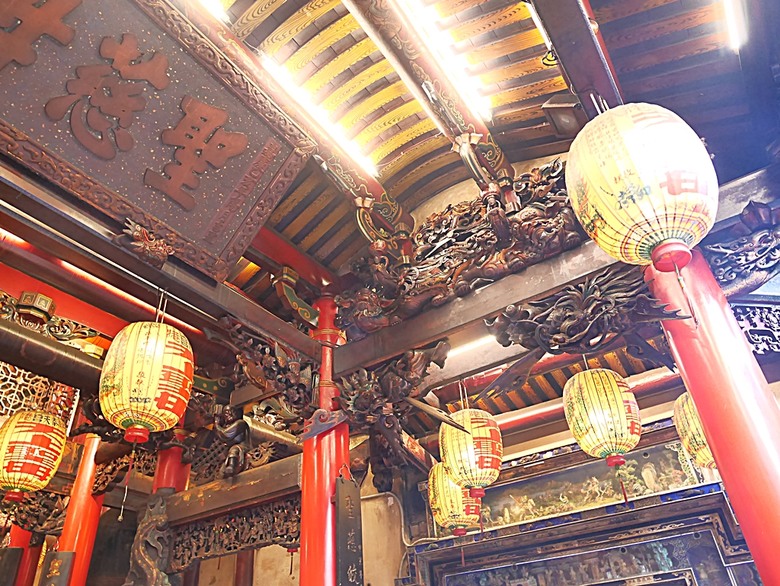 新港向日葵花田、古笨港文化剪黏大壁畫、復興鐵橋、奉天宮、培桂堂&星巴克、新港戲院，順便享用美味生炒鴨肉羹與鹹圓仔、喝咖啡 — 歲末年終新港賞花與人文景點行旅 —【小惡魔畫蛇添福】補篇(3)
