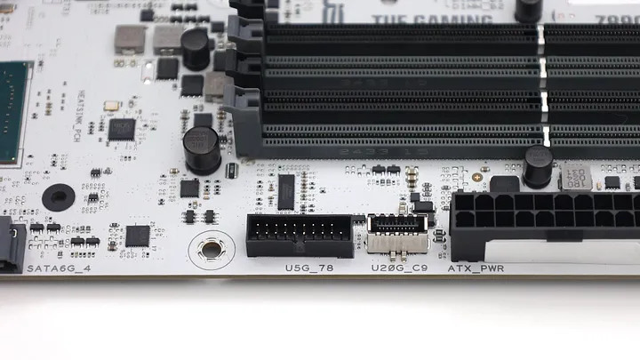 點我看大圖 萬元出頭的銀白主機板 ASUS TUF GAMING Z890-PRO WIFI
