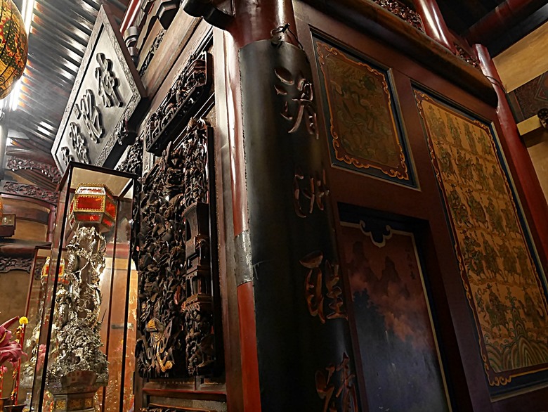新港向日葵花田、古笨港文化剪黏大壁畫、復興鐵橋、奉天宮、培桂堂&星巴克、新港戲院，順便享用美味生炒鴨肉羹與鹹圓仔、喝咖啡 — 歲末年終新港賞花與人文景點行旅 —【小惡魔畫蛇添福】補篇(3)