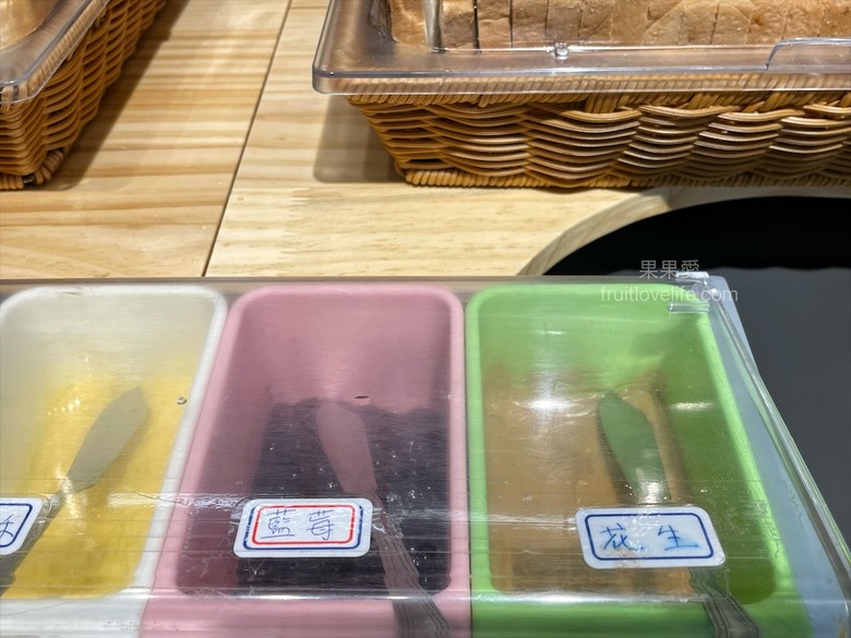 點我看大圖 超狂的牛排店,有超豐富的吃到飽自助吧,連義式手工披薩、越式牛肉河粉都是吃到飽