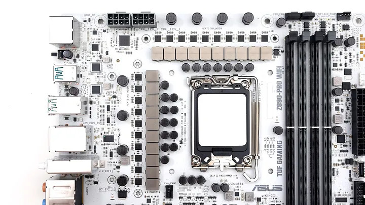 點我看大圖 萬元出頭的銀白主機板 ASUS TUF GAMING Z890-PRO WIFI