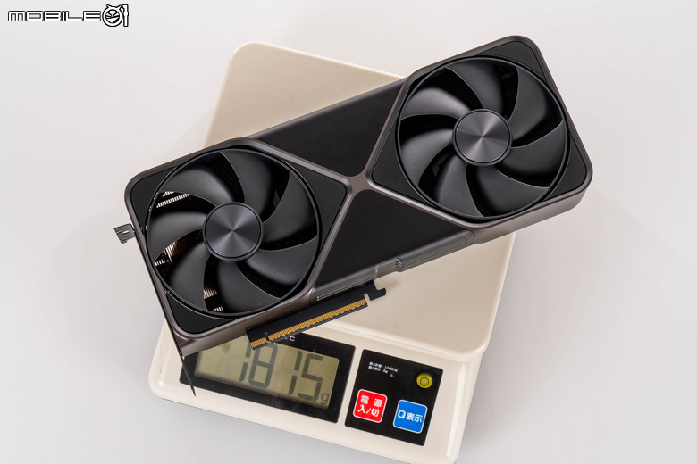 NVIDIA GeForce RTX 5090 創始版顯示卡外觀開箱 以創新散熱設計為頂尖效能預備
