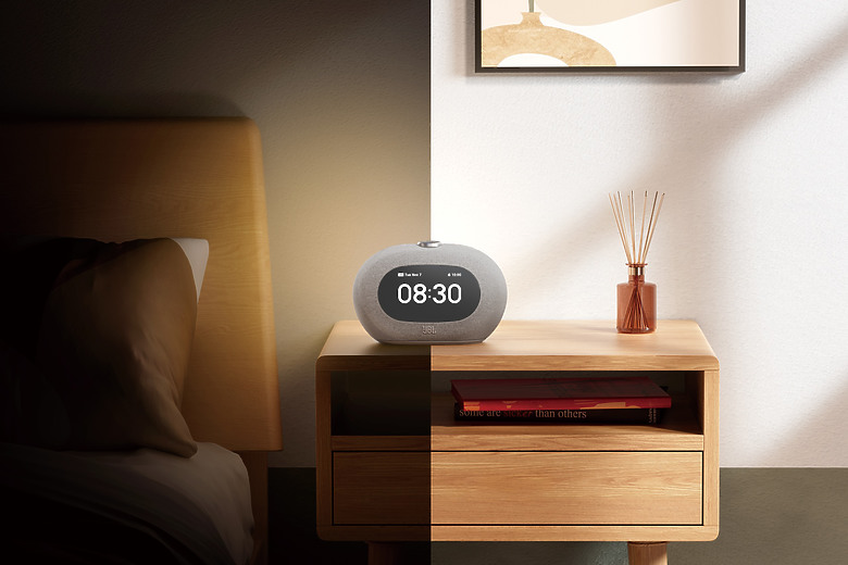 【CES2025】JBL 推萬元級耳罩式耳機 Tour ONE M3,首搭帶螢幕的無線音訊發射器!