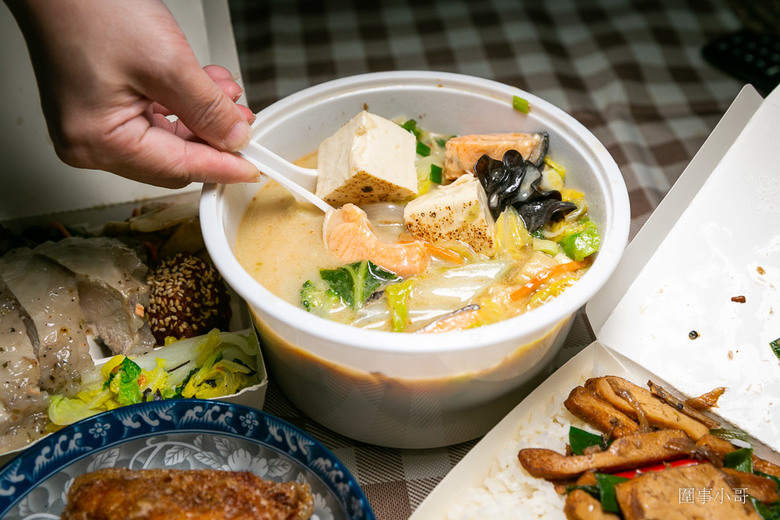 中壢太子鎮美食-饗福便當,沒有看板的小小便當店,但竟然能吃到餐廳等級的精緻菜餚!!!還有各式真空冷凍包裝的各種菜色可以選購。
