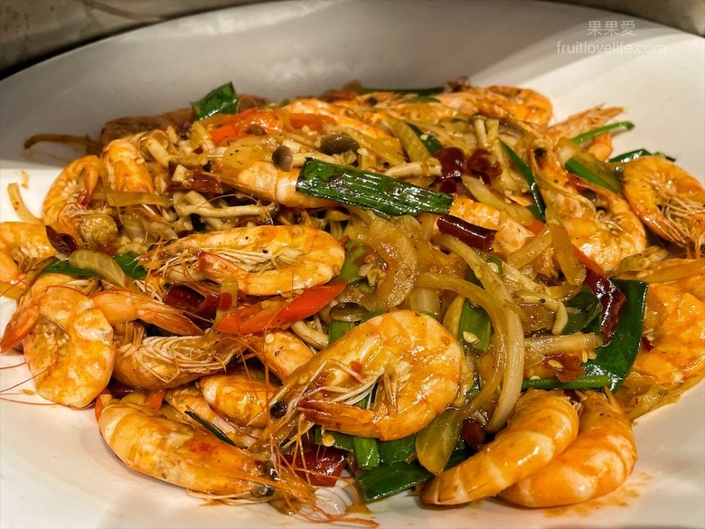 點我看大圖 超狂的牛排店,有超豐富的吃到飽自助吧,連義式手工披薩、越式牛肉河粉都是吃到飽