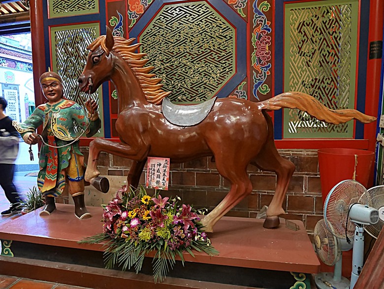 新港向日葵花田、古笨港文化剪黏大壁畫、復興鐵橋、奉天宮、培桂堂&星巴克、新港戲院,順便享用美味生炒鴨肉羹與鹹圓仔、喝咖啡 — 歲末年終新港賞花與人文景點行旅 —【小惡魔畫蛇添福】補篇(3)