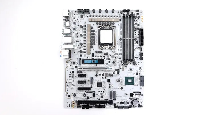 點我看大圖 萬元出頭的銀白主機板 ASUS TUF GAMING Z890-PRO WIFI