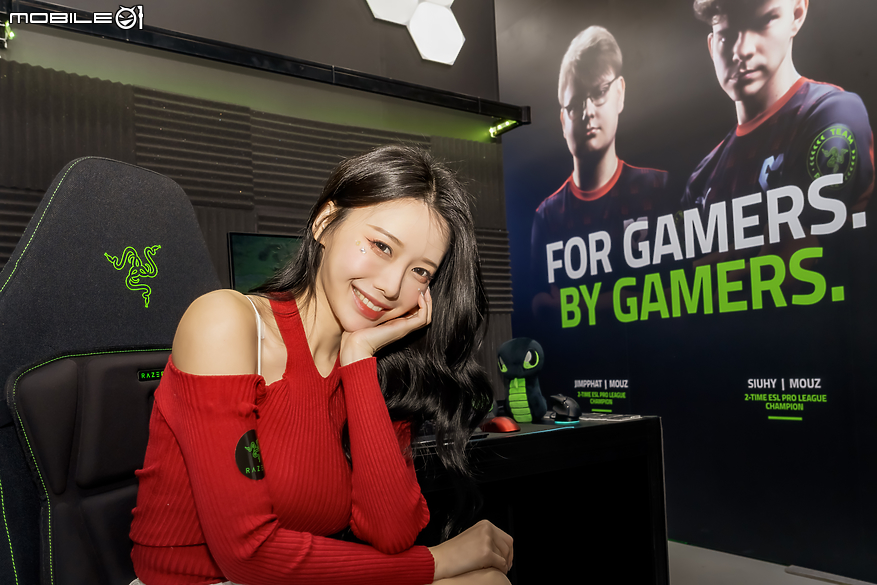 點我看大圖 【採訪】啦啦隊女神李雅英化身一日店長 親身體驗 Razer CES 新品就在 TpGS!