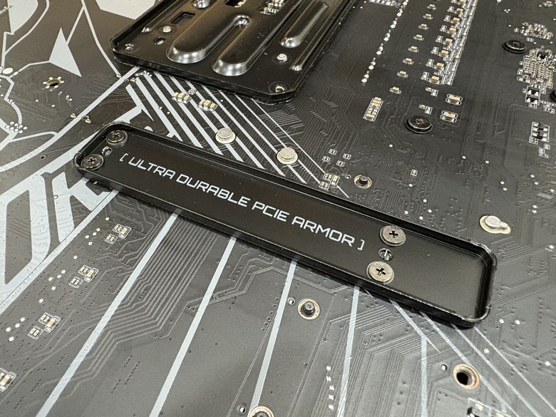 技嘉 X870 AORUS ELITE WIFI7 主流規格且安裝友善