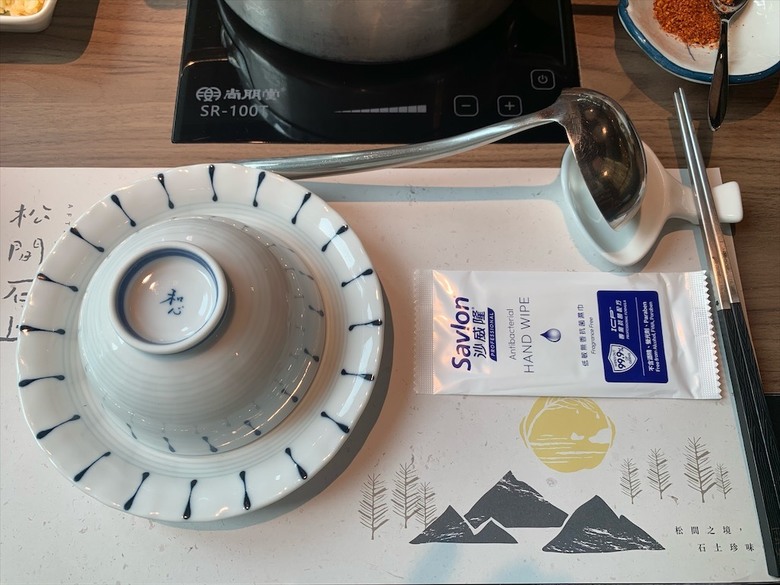 點我看大圖 火鍋餐前奉茶的儀式感,嚴選食材的精緻鍋物,咕溜的烏龜仙草凍,綿密的霜淇淋在這都吃的到