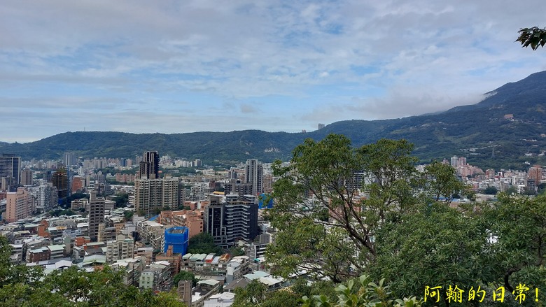 【郊山走走】 台湾よ、永に幸なれ。台灣幸福石、展翅高飛丹鳳山、熱門健行景點軍艦岩 輕鬆健行北投10連峰