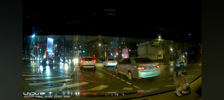 點我看大圖 凌度4K(假4K真2K) 12吋電子後照鏡行車紀錄器 HS970S 開箱分享