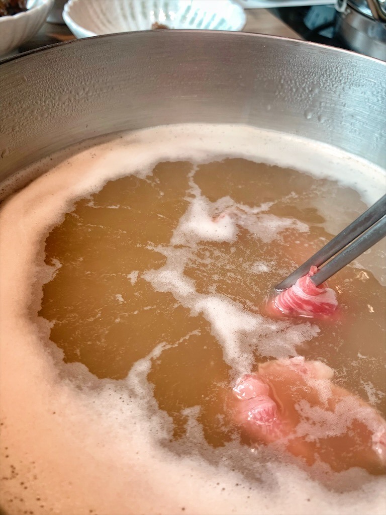 點我看大圖 火鍋餐前奉茶的儀式感,嚴選食材的精緻鍋物,咕溜的烏龜仙草凍,綿密的霜淇淋在這都吃的到