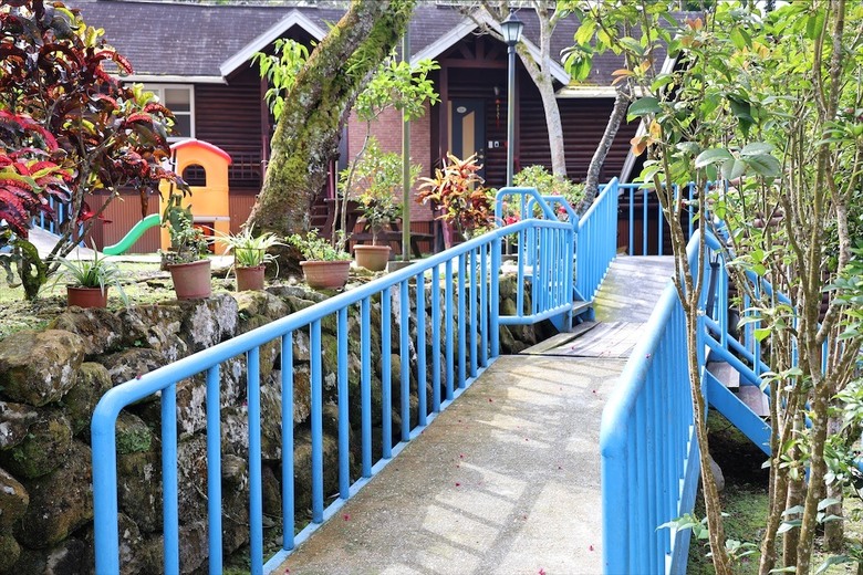 點我看大圖 獨棟主題式溜滑梯小木屋,房間裡面有滑梯還有很多玩具、玩偶,小朋友玩得超開心!