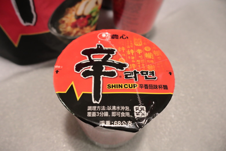 點我看大圖 【開箱】是「實用」的食物商品,不是「食用」的商品,辛拉麵保冷袋 - 大漠國渡