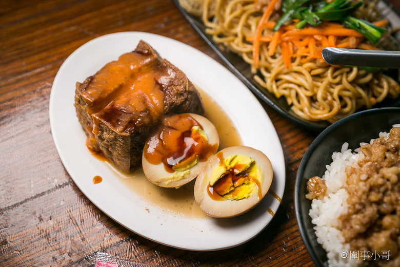 宜蘭冬山超平價國民美食-派吃所食坊砂港分局！招牌上還寫著專治餓人！快用好吃又便宜的餐點來治療我吧我好餓啊啊啊～～～