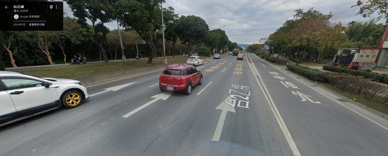 (北市)大度路...學長。掉輪，破輪。所以走機車優先道。
