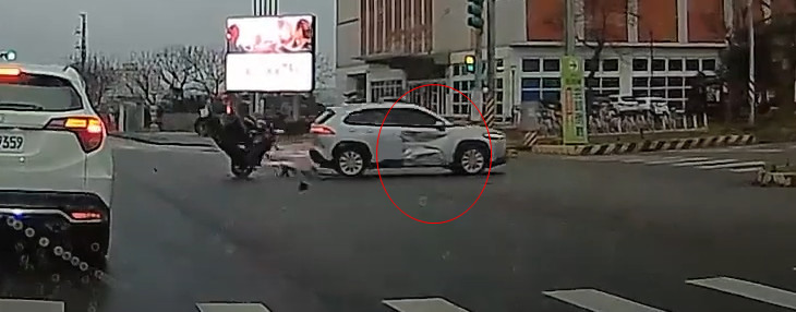 (桃園)大園，左轉車輛，跟直行機車碰撞，車門都凹了。
